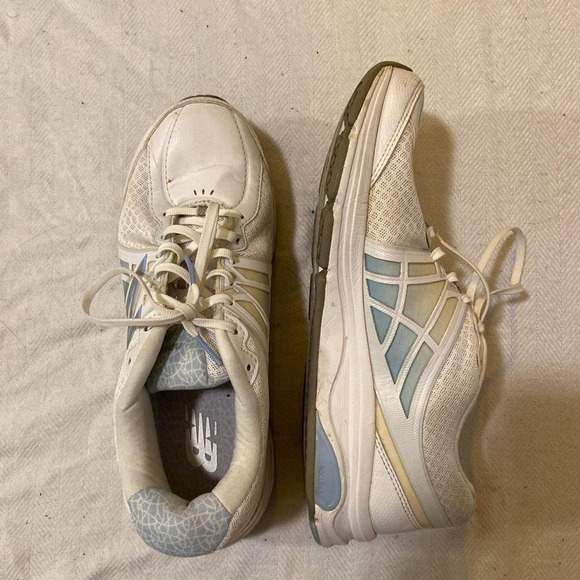 White and‎ blue New Balance trainers - Picture 1 of 6